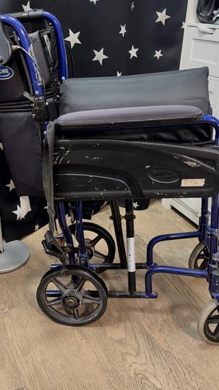 Silla de ruedas faltan 2 gomas de atras y posa pi
