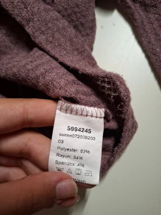 Camiseta morada de cuello alto