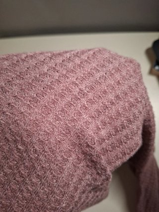 Camiseta morada de cuello alto