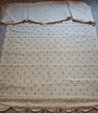 Cortina beige y rosa con pompones