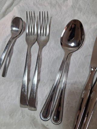 Juego de cubiertos de metal plateado