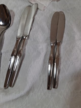 Juego de cubiertos de metal plateado