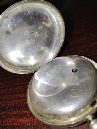 Reloj de bolsillo antiguo de plata