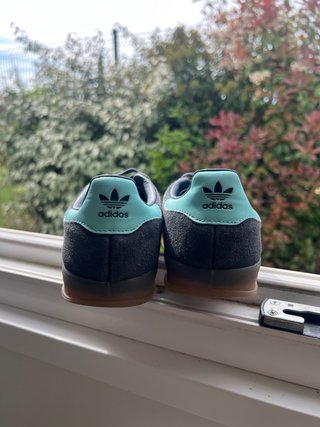 Adidas Gazelle grises y turquesa