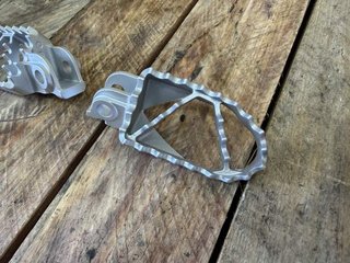 ESTRIBERAS ORIGINALES KTM 1