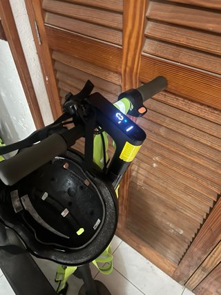 Due monopattini elettrici con casco, lucchetto e giubbotti