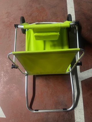 Una Hamaca de playa plegable gris y otra amarilla