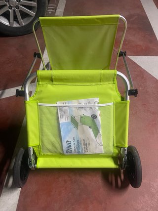 Una Hamaca de playa plegable gris y otra amarilla