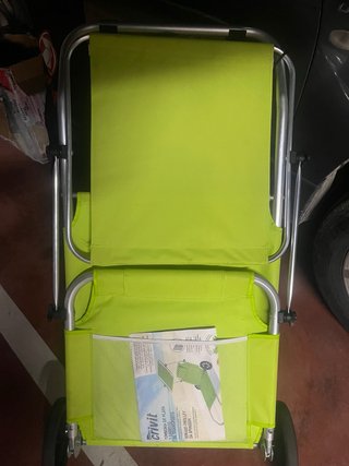 Una Hamaca de playa plegable gris y otra amarilla
