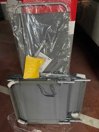 Una Hamaca de playa plegable gris y otra amarilla