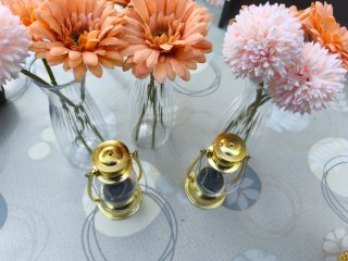 2 Candelabros y Jarrón con Flores