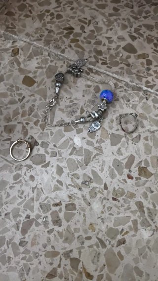 Pulseras y anillos
