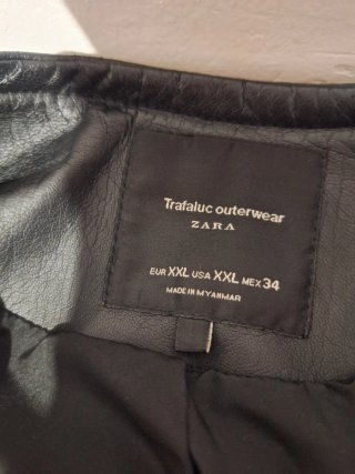 Chaqueta Zara efecto piel negra