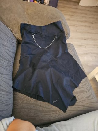 Falda negra con cadena