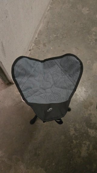 Silla plegable de camping gris y negra