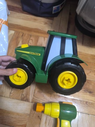Tractor John Deere y Taladro Eléctrico