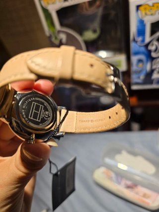 Reloj Tommy Hilfiger Mujer Oro Floral original.