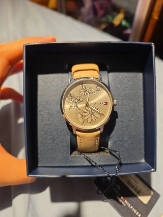 Reloj Tommy Hilfiger Mujer Oro Floral original.