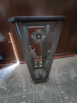 Paragüero de forja con diseño floral