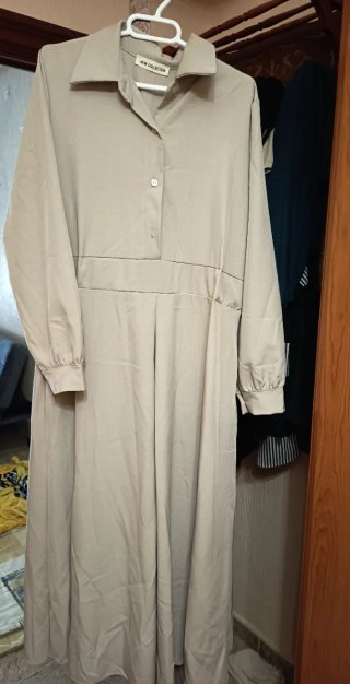 Vestido largo beige estilo camisa