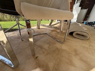 Sillas de tela beige con patas metálicas