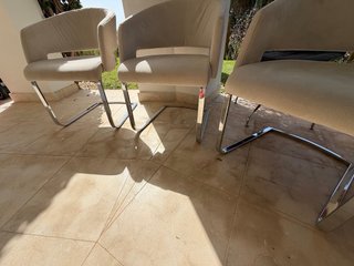 Sillas de tela beige con patas metálicas