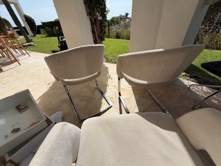 Sillas de tela beige con patas metálicas
