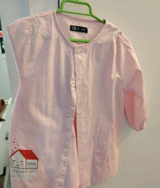 Babi infantil rosa con dibujo de casa