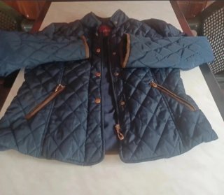Cazadora acolchada azul