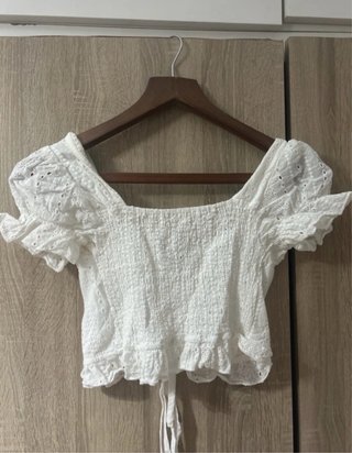 Blusa blanca crop top con volantes