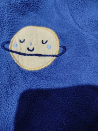 Pijama bebé azul con planetas y estrellas