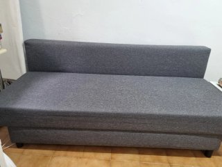 Divano-letto grigio in tessuto