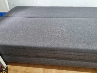 Divano-letto grigio in tessuto