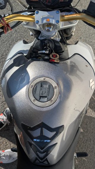 Suzuki GSR 600 Naked Gris/Dorado