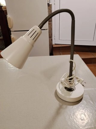 Lámpara de mesa flexible gris y blanca