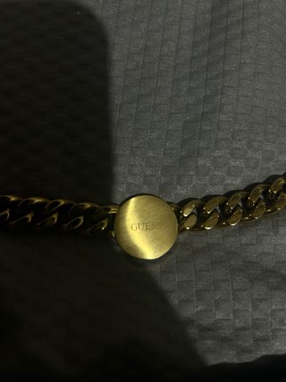 Cadena Guess Dorada con Medallón