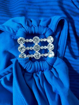 Nuevo. Vestido fiesta azul real broche brillantes