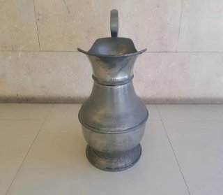 Jarrón de peltre antiguo