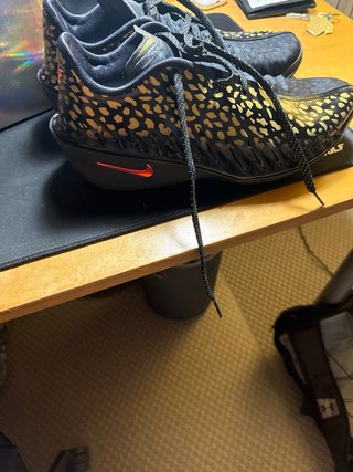 Nike GT CUT 4 Zapatillas Baloncesto Negro/Dorado
