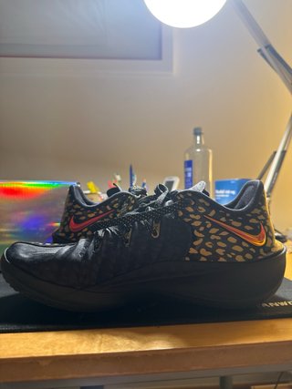 Nike GT CUT 4 Zapatillas Baloncesto Negro/Dorado