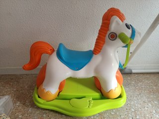 Caballito balancín para bebé con música