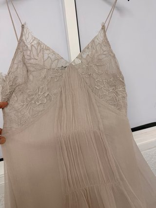 Vestido largo beige con encaje