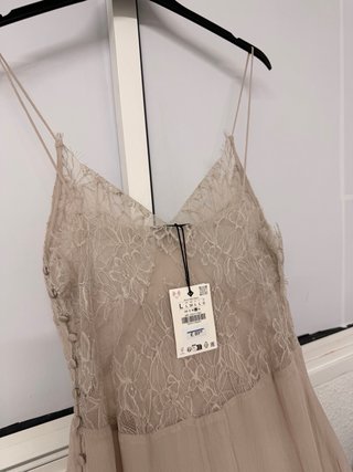 Vestido largo beige con encaje