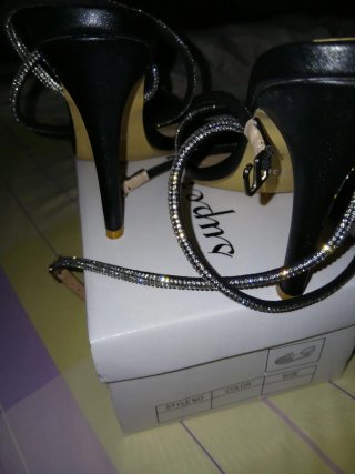 Zapatos de tacón con tiras de pedrería