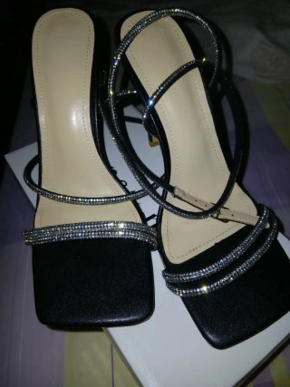 Zapatos de tacón con tiras de pedrería
