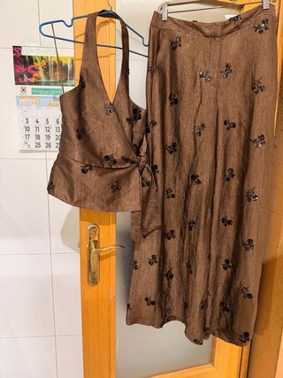 Conjunto pantalón y blusa marrón