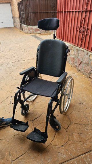 Silla de ruedas totalmente equipada