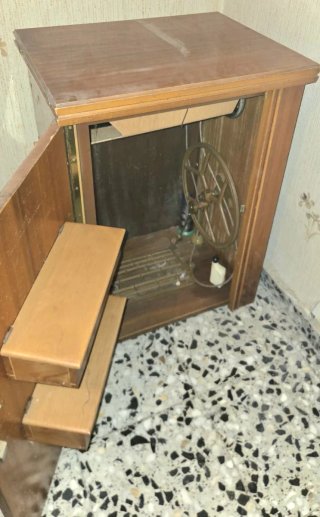 Máquina de coser FENY con mueble