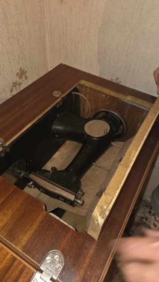 Máquina de coser FENY con mueble