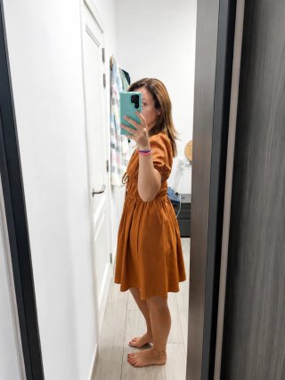Vestido corto marrón caramelo con escote